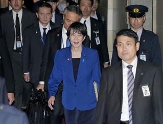 　衆院予算委員会に向かう高市首相＝２０２５年１１月、国会