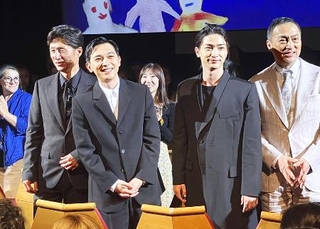 　カンヌ国際映画祭と並行して行われた「監督週間」で「国宝」の上映後、観客の拍手に応える（手前左から）李相日監督、吉沢亮さん、横浜流星さん、渡辺謙さん＝２０２５年５月、フランス・カンヌ（共同）