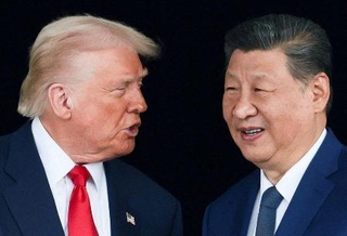 トランプ米大統領（左）と中国の習近平国家主席＝１０月３０日、韓国・釜山（ロイター＝共同）