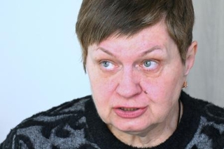 　ウクライナ侵攻初期の激戦地マリウポリでの体験を語るナタリア・クシュニエルさん＝１８日、ビンニツァ（共同）