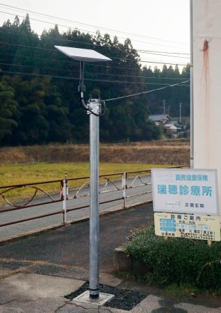 　石川県能登町の公民館に設置された「スターリンク」のアンテナ＝１８日