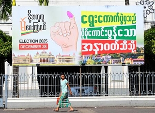 　総選挙の投票を呼びかけるミャンマー・ヤンゴンの看板＝２６日（共同）