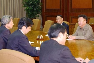 　２００２年９月、小泉純一郎首相（手前左端）と北朝鮮の金正日総書記（右端）との日朝首脳会談＝平壌市内の百花園迎賓館（共同）
