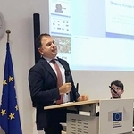 ブリュッセルで講演するイタリア・スポーツ弁護士協会名誉会長のミケーレ・コルッチ氏（共同）