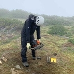 　北海道・知床連山での永久凍土の掘削＝２０２２年８月（ジオアクト提供）