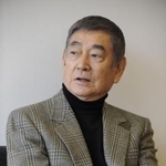 　インタビューに応じる高倉健さん＝２０１１年１２月、東京都世田谷区の東宝スタジオ