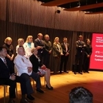 大阪・関西万博のポーランドパビリオンを訪れたワレサ元大統領＝５月、大阪市此花区