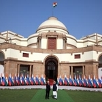 　５日、ニューデリーで握手するインドのモディ首相（右）とロシアのプーチン大統領（ロイター＝共同）