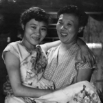 　渡辺千恵子さん（左）と母親のスガさん＝１９６０年ごろ、長崎市内の渡辺さんの自宅で撮影（長崎総合科学大学長崎平和文化研究所提供）