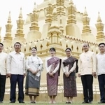 　寺院「タートルアン大塔」を訪れ、記念撮影される愛子さま＝２０２５年１１月、ビエンチャン（共同）