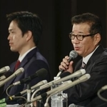 　２度目の大阪都構想が住民投票で否決され、記者会見に応じる松井一郎氏。奥は吉村洋文氏＝２０２０年１１月、大阪市