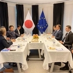 　欧州議会の議員（右から３人目）から意見聴取する枝野幸男団長（同６人目）ら衆院憲法審査会メンバー＝９月、ベルギー・ブリュッセル