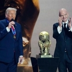 　サッカーＷ杯北中米３カ国大会の組み合わせ抽選会でＦＩＦＡが新設した「平和賞」を受賞し、あいさつするトランプ米大統領。右はインファンティノ会長＝５日、米ワシントン（共同）
