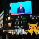 　北京市内の大型画面に映し出された中国の習近平国家主席についてのニュース＝１１月（共同）