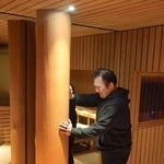 　「サウナ横綱」を経営する竹内太一さん。サウナ室内には「てっぽう柱」を設けている＝２０２５年１１月、埼玉県川越市