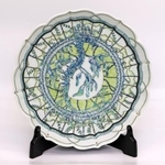 　森亜光さんが「リーフィーシードラゴン」を描いた飾り皿