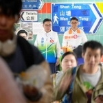 　火災が発生した選挙区で選挙活動を再開したトウ肇峰候補（奥右）＝５日、香港（共同）