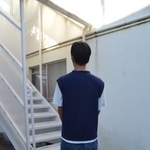 　かつて育った児童養護施設の建物を見つめる佐藤さん（仮名）＝７月