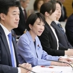 　政府の会議であいさつする高市首相（左から２人目）＝１１月、首相官邸