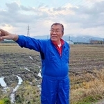 　秋起こしを終えた田んぼでコメづくりについて語る白井グループ代表の白井清志さん＝１１月２１日、福井市