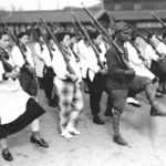 　戦時下の銃後の活動の一環として大日本国防婦人会は軍事教練に参加した＝１９４２年１月２８日