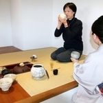 　東京都新宿区で開かれた茶道教室＝１１月