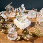 　干支をモチーフにしたガラス製の作品＝１１月２５日、富山市の富山ガラス工房