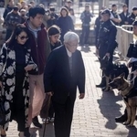 　傍聴のため裁判所に入る蘋果日報の創業者、黎智英氏の（手前左から）妻と息子＝１５日、香港（共同）