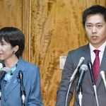 　会談後、記者会見する高市首相（左）と日本維新の会の吉村代表＝１６日午後、国会