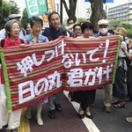 　判決を前に、東京地裁に仲間たちと入廷する田中聡史さん（中央）＝２０２５年７月