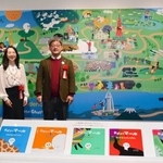 　特別展の会場に並べられた絵本「おばけのマール」シリーズ。後方はイラストレーターなかいれいさん（左）と作家けーたろうさん＝札幌市