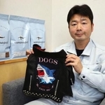 　犬用のライダースジャケット「サメジャン」と総合栄養食を紹介する石渡商店の石渡久師代表取締役＝宮城県気仙沼市