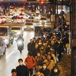 　東日本大震災の影響で電車などがストップし、歩いて帰宅する人たち＝２０１１年３月１１日、東京都世田谷区