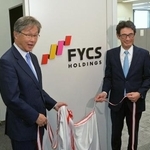 　ＦＩＣＳ発足式で記念写真に納まる会長の丸山公夫さん（左）と社長の石沢顕さん。ロゴのリボンは４局と日本列島を表現している＝２０２５年４月１日、東京・汐留