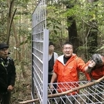 　狩猟に使う箱わなの仕組みを説明する「ハンターバンク」のスタッフ＝２０２５年１１月、神奈川県小田原市