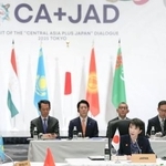 　中央アジア５カ国との首脳会合で、あいさつする高市首相（手前）＝２０日午前、東京都千代田区（代表撮影）