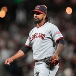 　６月、ジャイアンツ戦でプレーするガーディアンズのクラセ＝サンフランシスコ（ＡＰ＝共同）