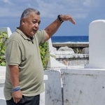 　海面上昇で墓地に危険が迫っていると訴えるホイットニー・ロークさん＝２０２５年１１月、マーシャル諸島マジュロ（共同）