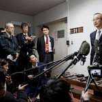 　新潟県議会の本会議を終え、取材に応じる花角英世知事＝２２日午後