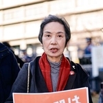 　非核三原則の堅持などを求める要請書を提出するため外務省に向かう和田征子さん＝２３日午前