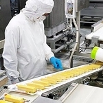 　アサヒコの商品「豆腐バー」の検品作業＝１５日、埼玉県行田市