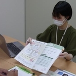 「未来あんしんサポート事業」を説明する職員＝６月、川崎市