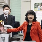 　財務省理財局の国債企画課を訪れた片山財務相＝２２日（財務省提供）