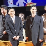 　カンヌ国際映画祭と並行して行われた「監督週間」で「国宝」の上映後、観客の拍手に応える（手前左から）李相日監督、吉沢亮さん、横浜流星さん、渡辺謙さん＝２０２５年５月、フランス・カンヌ（共同）