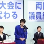　自民党総裁選後に開かれた両院議員総会であいさつする高市早苗新総裁＝１０月、東京・永田町の党本部