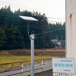 　石川県能登町の公民館に設置された「スターリンク」のアンテナ＝１８日