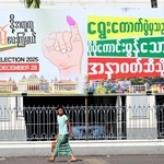 　総選挙の投票を呼びかけるミャンマー・ヤンゴンの看板＝２６日（共同）