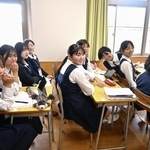 　韓国の南星女子高の生徒も参加して行われた萩光塩学院高の韓国語の授業＝１０月、山口県萩市