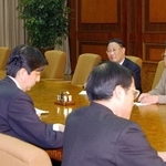 　２００２年９月、小泉純一郎首相（手前左端）と北朝鮮の金正日総書記（右端）との日朝首脳会談＝平壌市内の百花園迎賓館（共同）