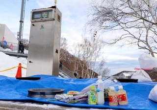 　飲み物や花などが供えられた、事故があったエスカレーターの降り場付近＝２０２５年１２月２９日、北海道小樽市の朝里川温泉スキー場